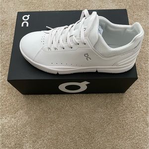 NEW On Cloud Women’s Roger Sneakers Size 10
